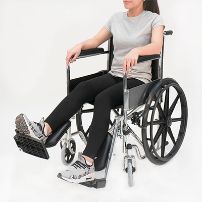 SILLA DE RUEDAS CON PIECEROS ELEVABLES, COLOR NEGRO